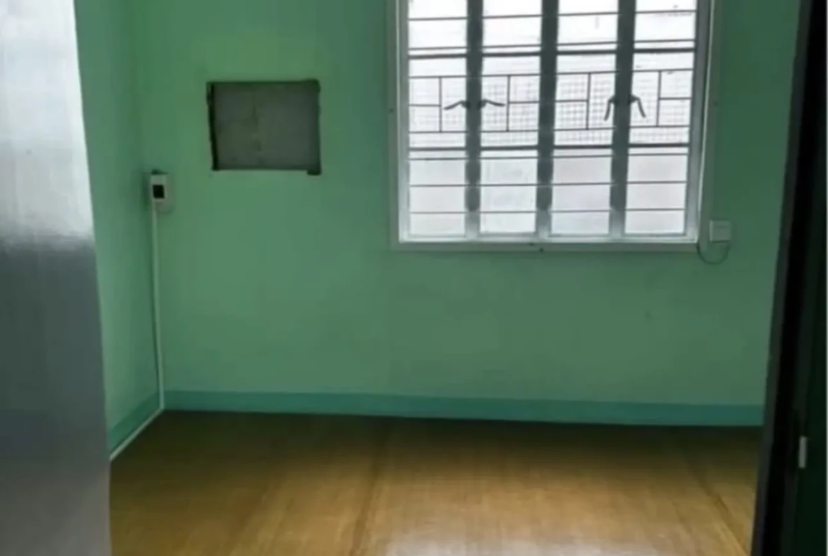 Six-door Residential/Commercial Apartment for sale